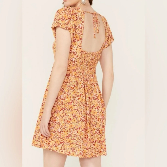 LunaChix Floral print dress with an open back - Picture 2 of 7